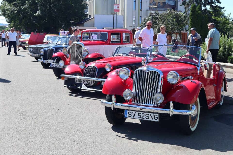 Eveniment 130 de ani de automobilism la Fălticeni, sărbătoriți printr-o paradă impresionantă de vehicule istorice