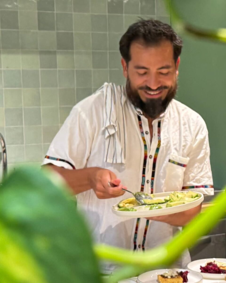 „Jurnalul unui bucătar călător”, la Muzeul Arta Lemnului. O călătorie artistică și culinară alături de chef Steven Santander