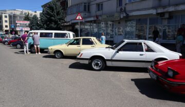 Eveniment 130 de ani de automobilism la Fălticeni, sărbătoriți printr-o paradă impresionantă de vehicule istorice