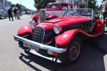 Eveniment 130 de ani de automobilism la Fălticeni, sărbătoriți printr-o paradă impresionantă de vehicule istorice
