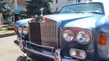 Eveniment 130 de ani de automobilism la Fălticeni, sărbătoriți printr-o paradă impresionantă de vehicule istorice
