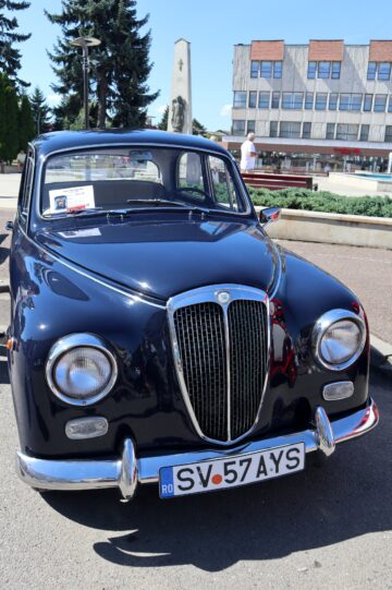 Eveniment 130 de ani de automobilism la Fălticeni, sărbătoriți printr-o paradă impresionantă de vehicule istorice