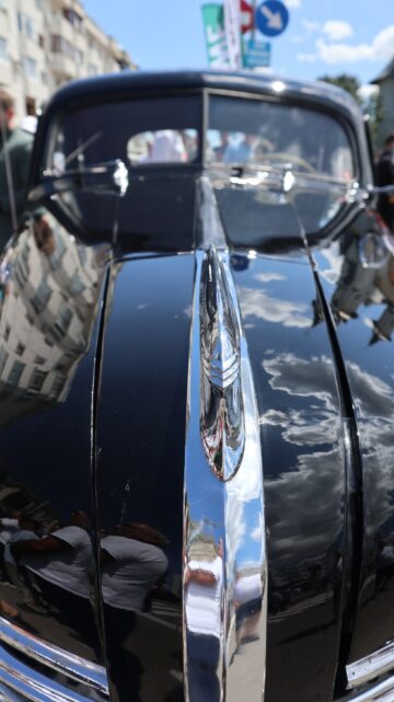 Eveniment 130 de ani de automobilism la Fălticeni, sărbătoriți printr-o paradă impresionantă de vehicule istorice