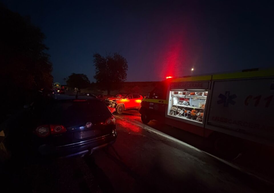 A depășit pe linia continuă și a provocat un accident cu patru răniți