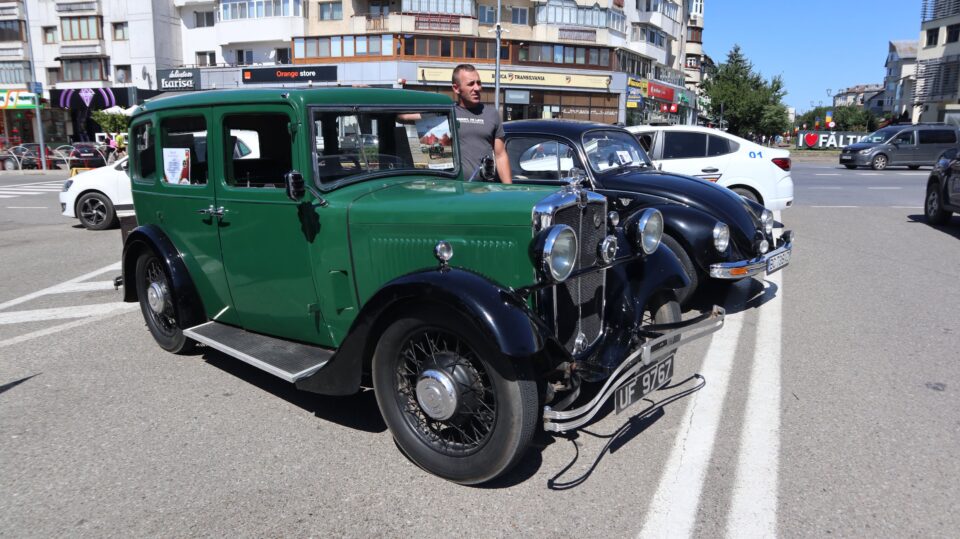 Eveniment 130 de ani de automobilism la Fălticeni, sărbătoriți printr-o paradă impresionantă de vehicule istorice