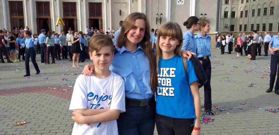 Trei frați, Daria, Alexandra și Iustinian Balahura, aceeași uniformă, același ideal. Trei absolvenți ai Colegiului Militar din Câmpulung Moldovenesc