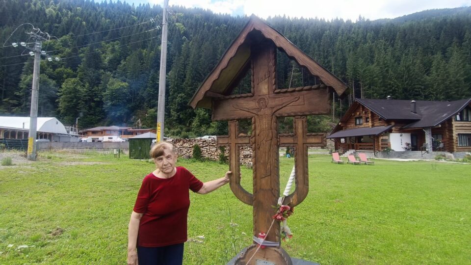 Apa le-a luat tot, mai puțin icoanele de pe pereți. În schimb, le-a mai adus una, cu Sf. Mina
