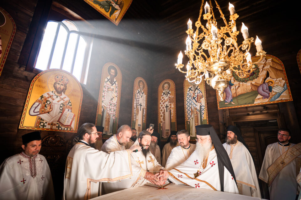 Revărsare de lumină și har în Parohia Laura – Vicovu de Sus. Biserica „Sfântul Gheorghe” a primit veșmântul resfințirii
