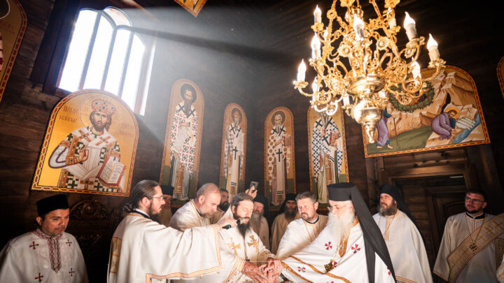 Revărsare de lumină și har în Parohia Laura – Vicovu de Sus. Biserica „Sfântul Gheorghe” a primit veșmântul resfințirii