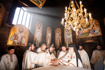 Revărsare de lumină și har în Parohia Laura – Vicovu de Sus. Biserica „Sfântul Gheorghe” a primit veșmântul resfințirii