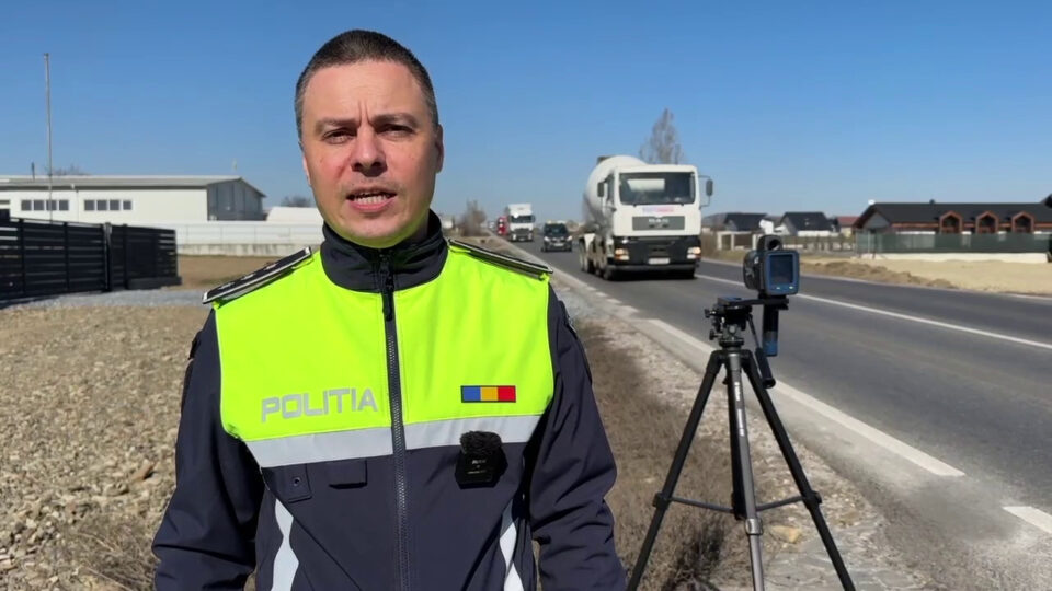 Adolescent rănit serios după ce a intrat neglijent cu trotineta electrică pe drumul cu prioritate