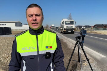 Adolescent rănit serios după ce a intrat neglijent cu trotineta electrică pe drumul cu prioritate