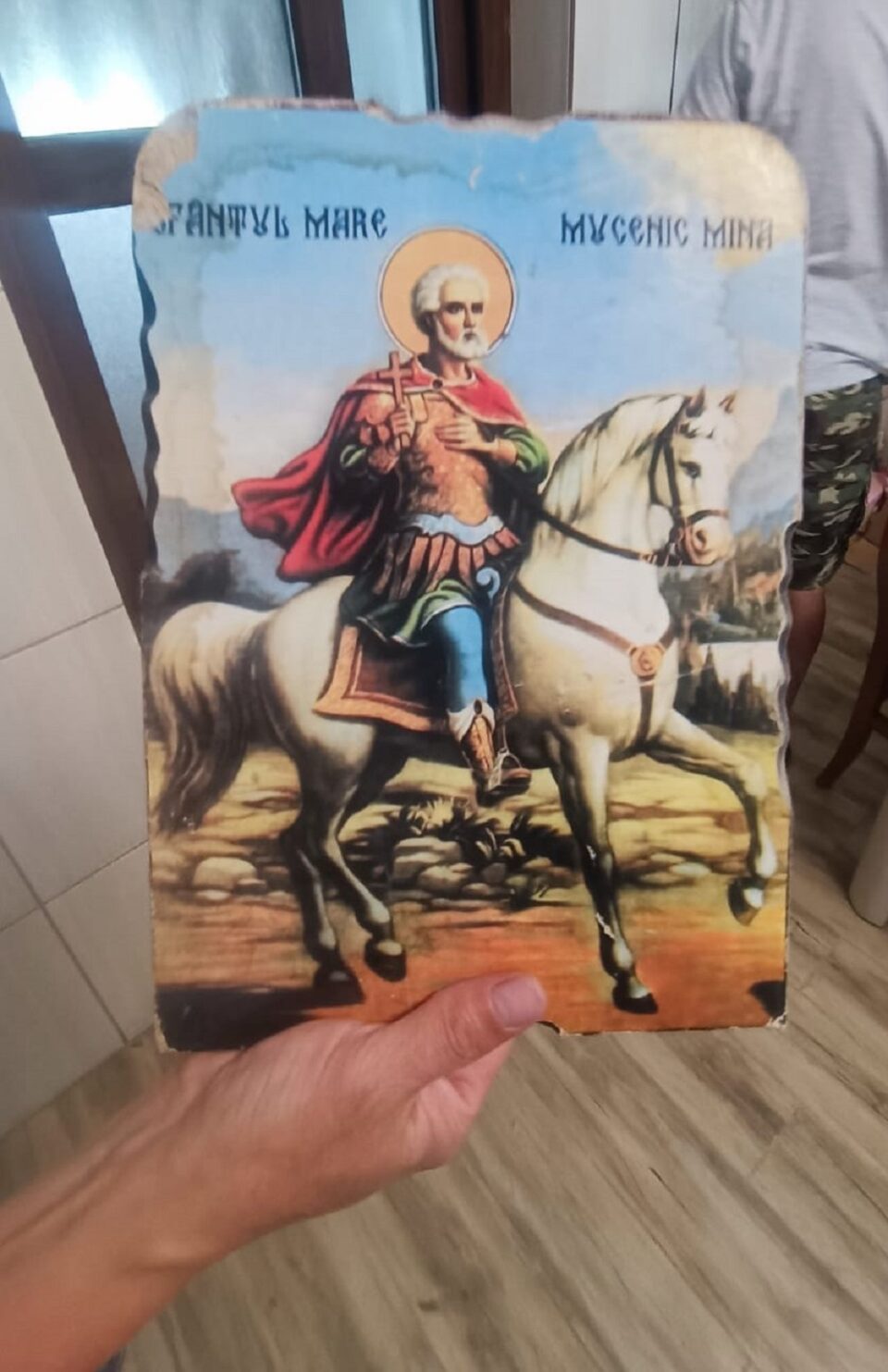 Apa le-a luat tot, mai puțin icoanele de pe pereți. În schimb, le-a mai adus una, cu Sf. Mina