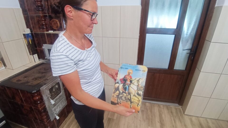 Apa le-a luat tot, mai puțin icoanele de pe pereți. În schimb, le-a mai adus una, cu Sf. Mina