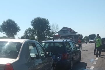 Supuși unui dublu impact din cauză că un șofer de 73 de ani nu a fost atent la traficul din față