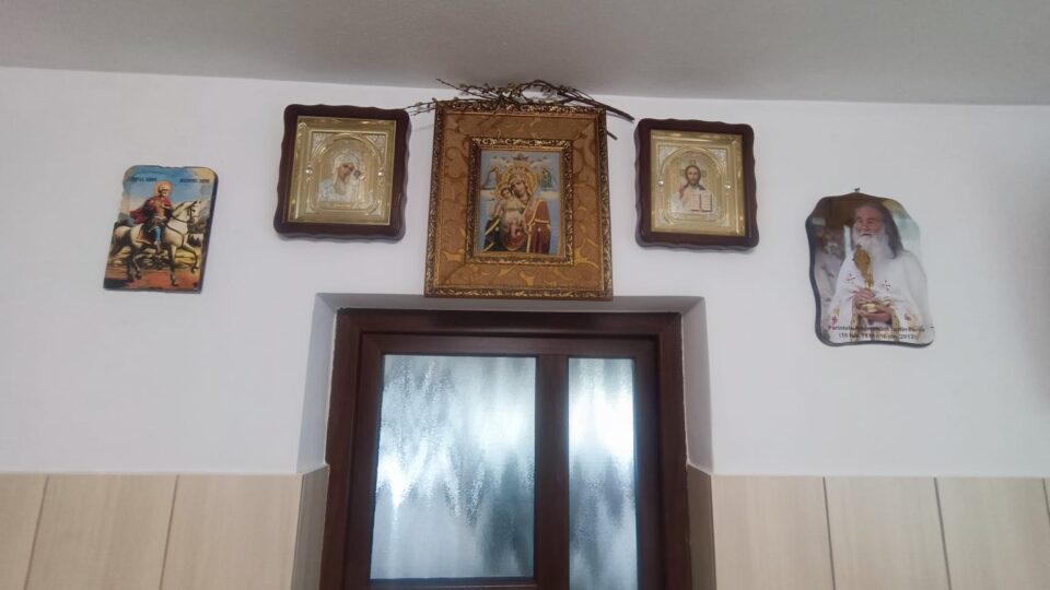 Apa le-a luat tot, mai puțin icoanele de pe pereți. În schimb, le-a mai adus una, cu Sf. Mina