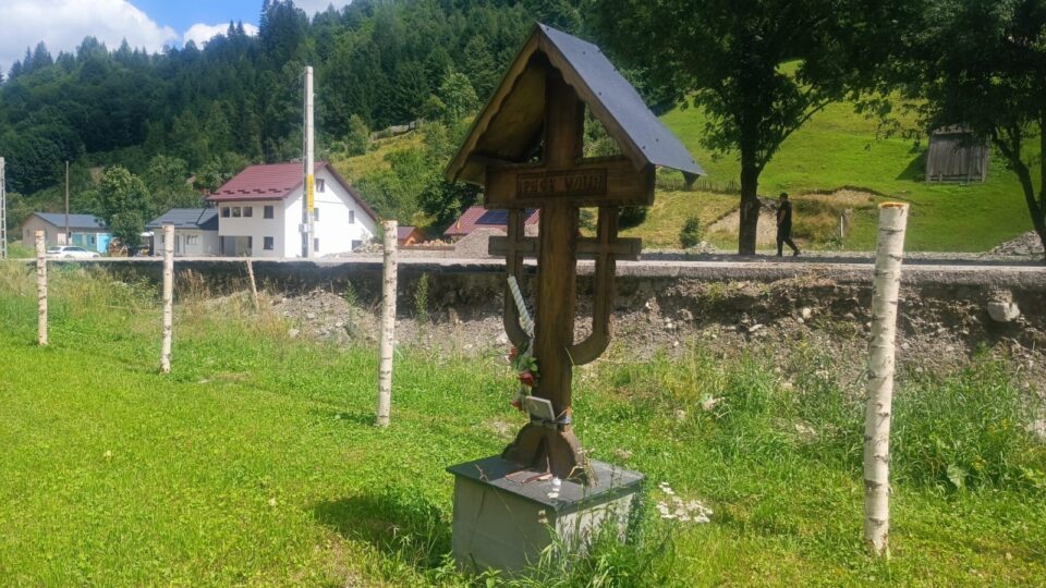 Apa le-a luat tot, mai puțin icoanele de pe pereți. În schimb, le-a mai adus una, cu Sf. Mina