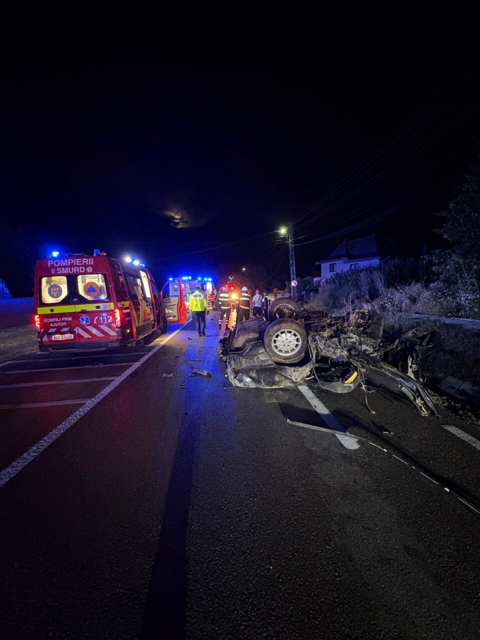 Tânăr rănit grav după ce Mercedesul pe care îl conducea s-a zdrobit de un cap de pod și s-a rupt în două