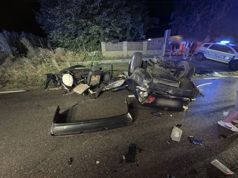 Tânăr rănit grav după ce Mercedesul pe care îl conducea s-a zdrobit de un cap de pod și s-a rupt în două