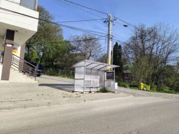 Stații de autobuz modernizate de firme pe banii lor, la schimb cu reclamă pentru 5 ani