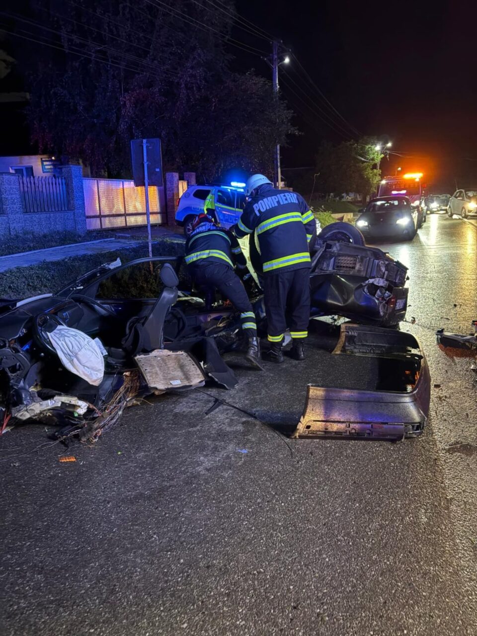 Tânăr  rănit grav după ce Mercedesul pe care îl conducea s-a zdrobit de un cap de pod și s-a rupt în două