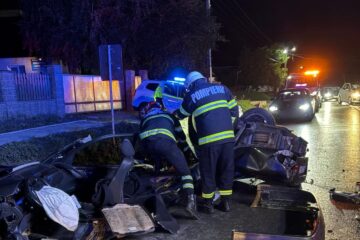 Tânăr  rănit grav după ce Mercedesul pe care îl conducea s-a zdrobit de un cap de pod și s-a rupt în două