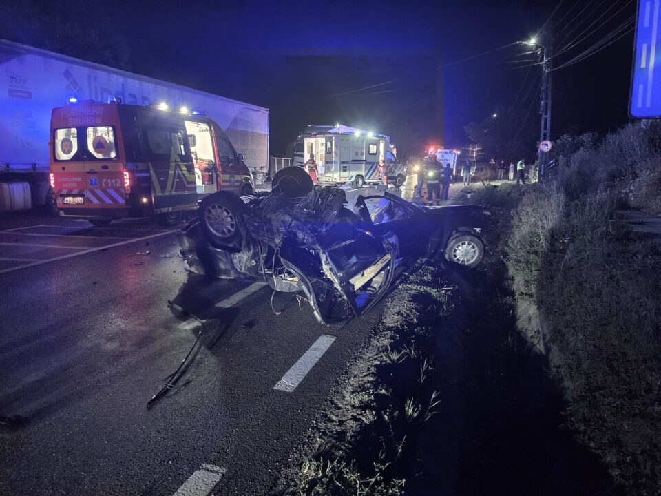 Tânăr rănit grav după ce Mercedesul pe care îl conducea s-a zdrobit de un cap de pod și s-a rupt în două