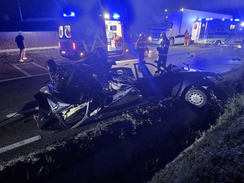 Tânăr rănit grav după ce Mercedesul pe care îl conducea s-a zdrobit de un cap de pod și s-a rupt în două