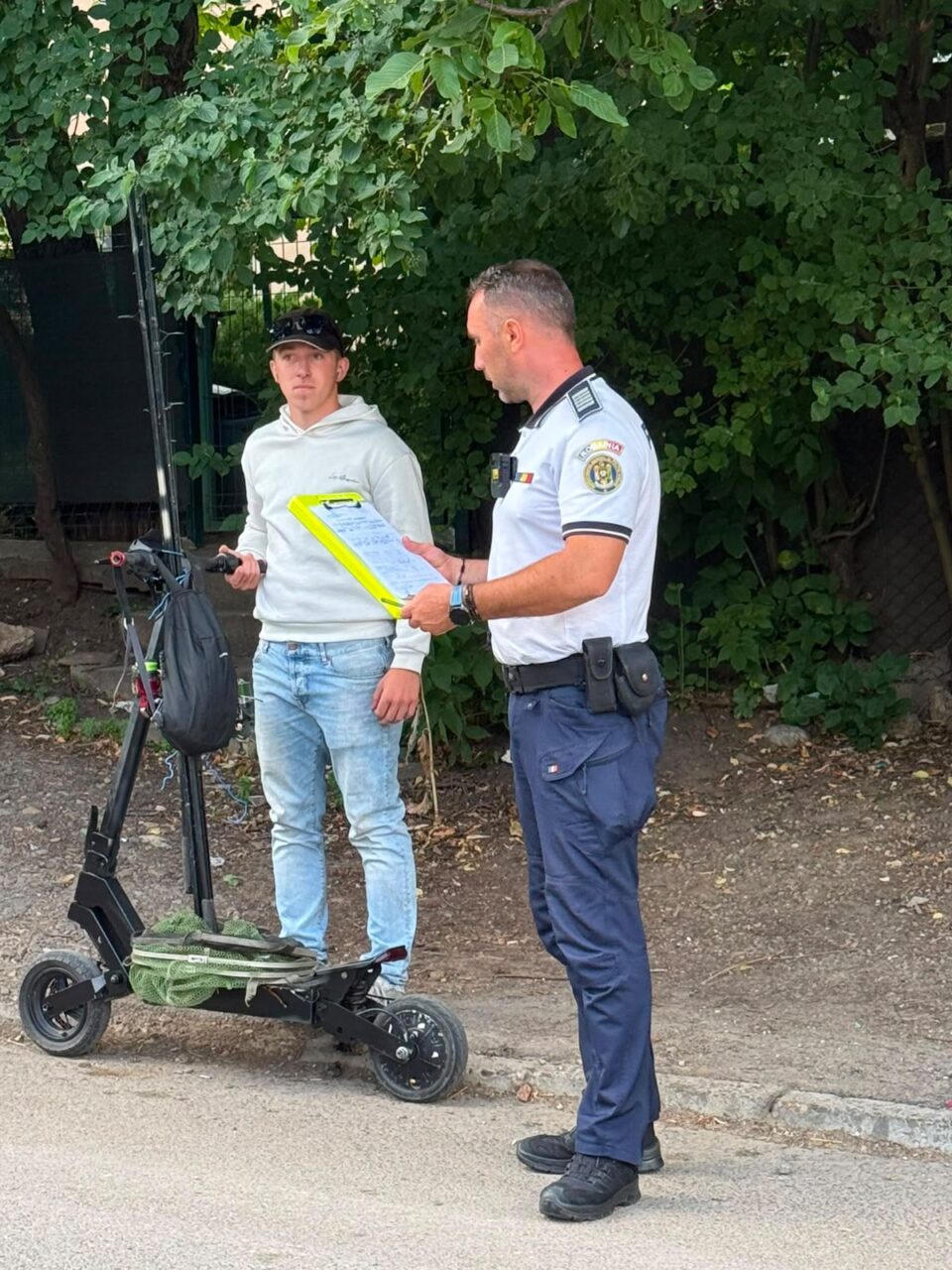 Polițiștii au sancționat câteva sute de bicicliști și tineri pe trotinete electrice, majoritar cu avertismente