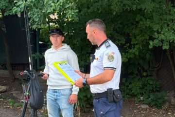 Polițiștii au sancționat câteva sute de bicicliști și tineri pe trotinete electrice, majoritar cu avertismente