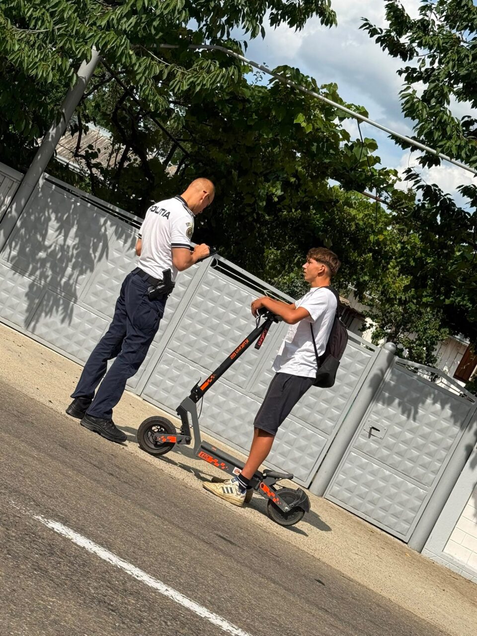 Polițiștii au sancționat câteva sute de bicicliști și tineri pe trotinete electrice, majoritar cu avertismente