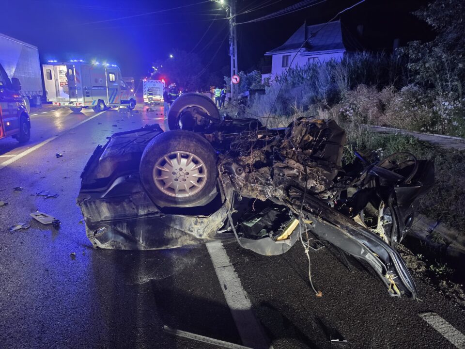 Tânăr rănit grav după ce Mercedesul pe care îl conducea s-a zdrobit de un cap de pod și s-a rupt în două