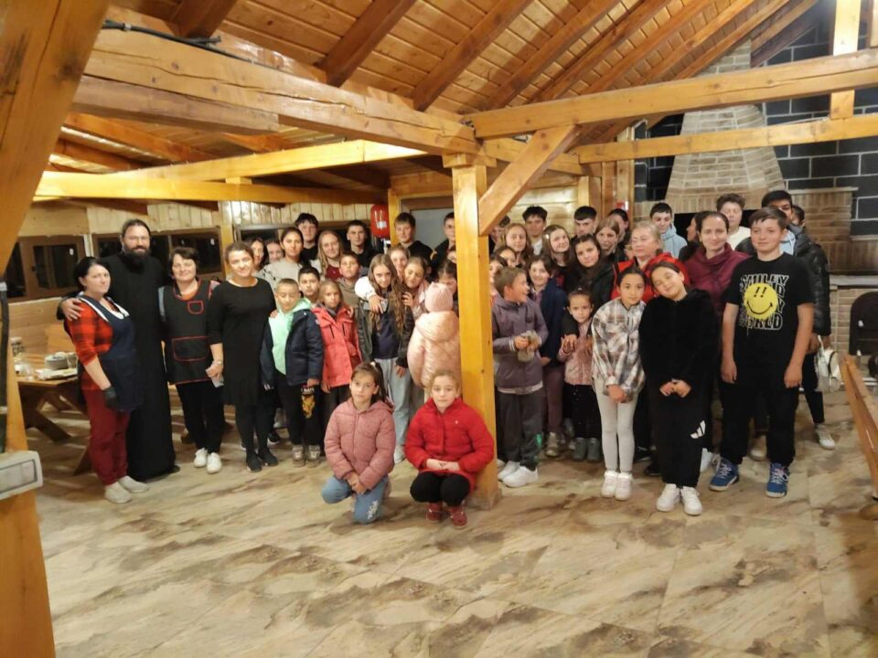 Copii din Broșteni, afectați de inundațiile de anul trecut, copii ucraineni, dar și tineri din ATOS, în excursii și tabere gratuite susținute de părintele Justinian Remus Cojocar
