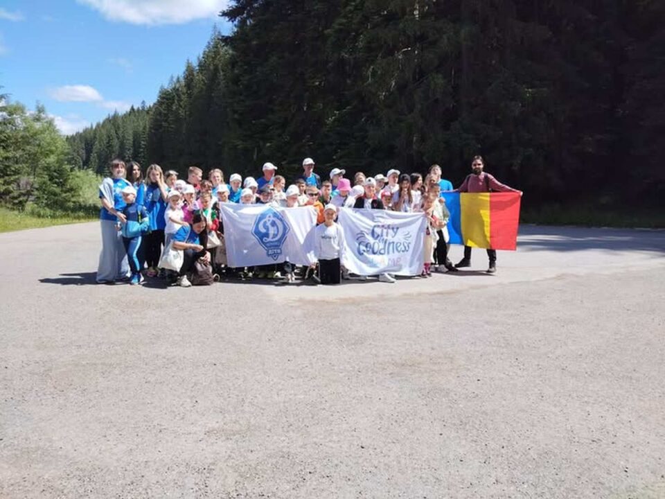 Copii din Broșteni, afectați de inundațiile de anul trecut, copii ucraineni, dar și tineri din ATOS, în excursii și tabere gratuite susținute de părintele Justinian Remus Cojocar