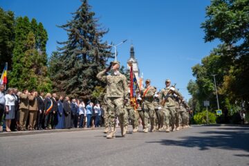Ziua Imnului Național a fost marcată la Suceava printr-o ceremonie militară și mesaje ale autorităților despre unitate, patriotism și responsabilitate