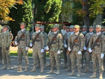 Ziua Imnului Național a fost marcată la Suceava printr-o ceremonie militară și mesaje ale autorităților despre unitate, patriotism și responsabilitate