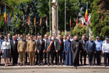 Ziua Imnului Național a fost marcată la Suceava printr-o ceremonie militară și mesaje ale autorităților despre unitate, patriotism și responsabilitate
