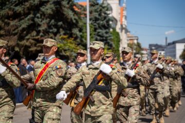 Ziua Imnului Național a fost marcată la Suceava printr-o ceremonie militară și mesaje ale autorităților despre unitate, patriotism și responsabilitate